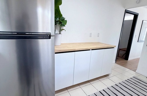 Whitfield House | Modern Luxe King Suite~Minutes To Siesta Key Beach + Eateries + Downtown.