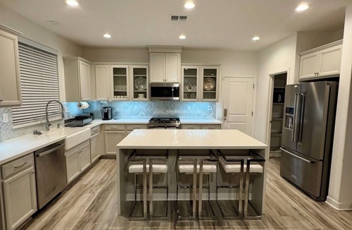 Nut Tree House | Modern Luxurious 3BR Retreat near Napa+SAC+SF