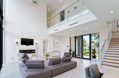 Ludlam Villa | Modern Luxurious 4 Bed Home Private Pool & Parking