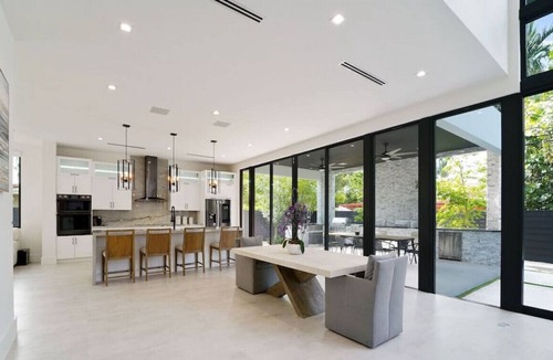 Ludlam Villa | Modern Luxurious 4 Bed Home Private Pool & Parking