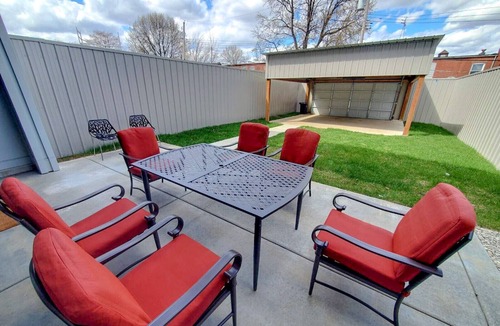 The Gate House | Modern & Luxurious. 4BR. Sleep 12. Minutes to downtown