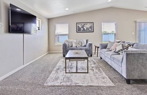 Caldwell House | Modern & Luxurious Private 3 Bedroom Home, Heart of Caldwell