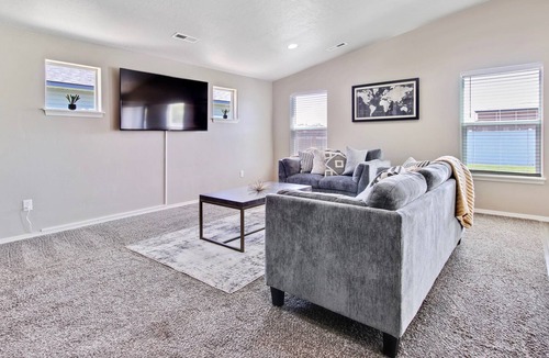 Caldwell House | Modern & Luxurious Private 3 Bedroom Home, Heart of Caldwell