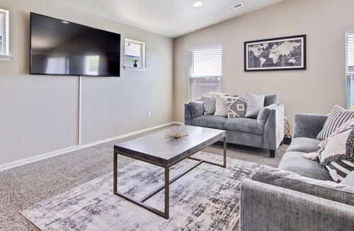 Caldwell House | Modern & Luxurious Private 3 Bedroom Home, Heart of Caldwell