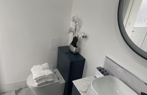 Basildon Apartment | Modern-luxury 1bedroom-EnsuiteBathroom-Garden-Wifi