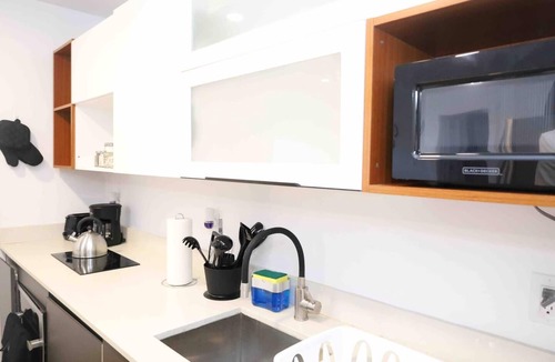 West New Haven Apartment | Modern Luxury 2BD APT-Close To Everything-Free Wine