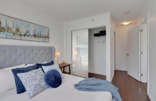 Crosstown Apartment | Modern Luxury 2BR Residence in The Downtown Core! Prime Location