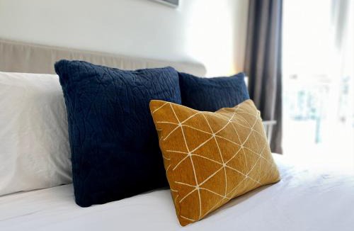 Crosstown Apartment | Modern Luxury 2BR Residence in The Downtown Core! Prime Location