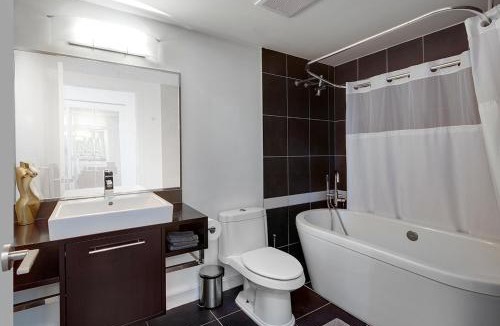 Crosstown Apartment | Modern Luxury 2BR Residence in The Downtown Core! Prime Location