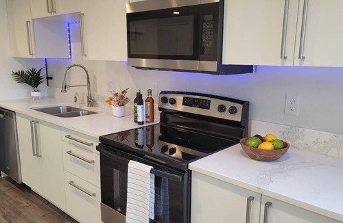 Salmon Creek Condo | Modern Luxury 2BR Retreat Near Shops & Dining