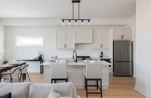 Niagara Falls House | Modern Luxury 4-bedroom House In Niagara Falls