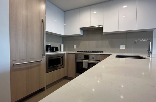 Downtown New Westminster Apartment | Modern luxury with skyline across Vancouver - 5 mins to the water and trains!