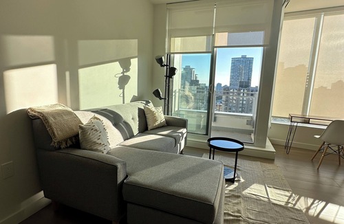 Downtown New Westminster Apartment | Modern luxury with skyline across Vancouver - 5 mins to the water and trains!