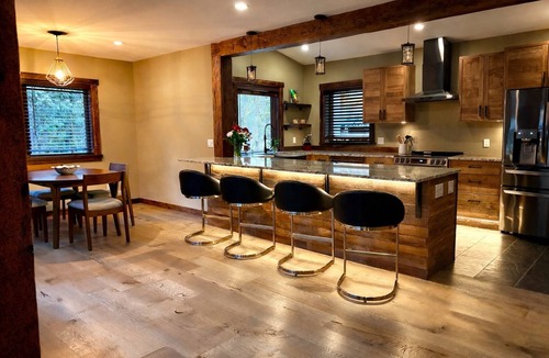 Warnick House | 🔥🏔️Modern Luxury Cabin by Mt Baker, Hot Tub, Designer Interior, Black Diamond Inn