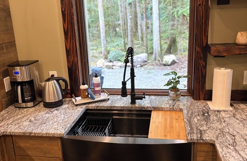 Warnick House | 🔥🏔️Modern Luxury Cabin by Mt Baker, Hot Tub, Designer Interior, Black Diamond Inn
