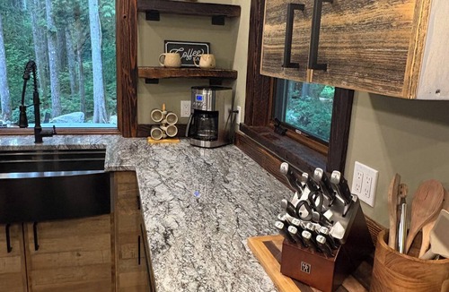 Warnick House | 🔥🏔️Modern Luxury Cabin by Mt Baker, Hot Tub, Designer Interior, Black Diamond Inn