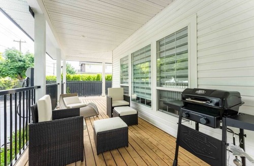 Langley House | Modern Luxury ~ Gorgeous ~ BBQ ~ Workspace ~ EV!