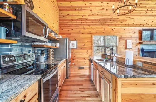 McArthur Cabin | Modern Luxury Hocking Hills Cabin with Hot Tub