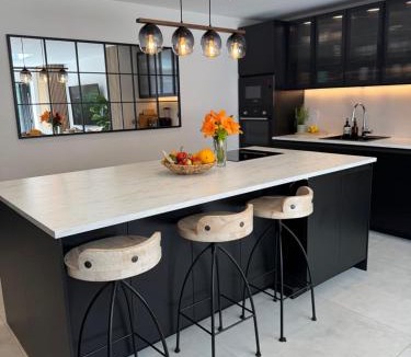 Watford House | Modern Luxury Home with Spacious Garden close to Warner Bros Studio