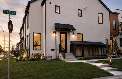 Killarney Apartment | Modern Luxury Killarney Retreat with AC and Sleeps 8