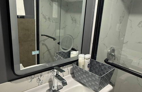 Norval House | Modern Luxury Private Suite 1 Den 1 Bath Parking