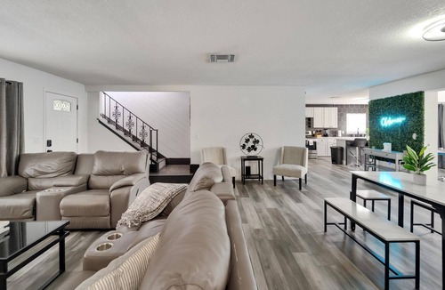 Oldsmar House | Modern Luxury / Spacious / Family Friendly