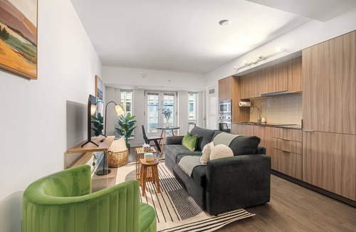 Bay Cloverhill Condo | Modern Luxury Suite with King Bed in Downtown T.O.