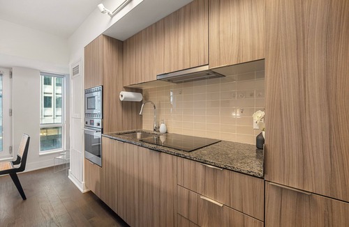 Bay Cloverhill Condo | Modern Luxury Suite with King Bed in Downtown T.O.