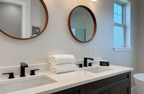 Historic District House | Modern Luxury Townhome Downtown Ocala - Pets Stay Free - Close to Hospitals