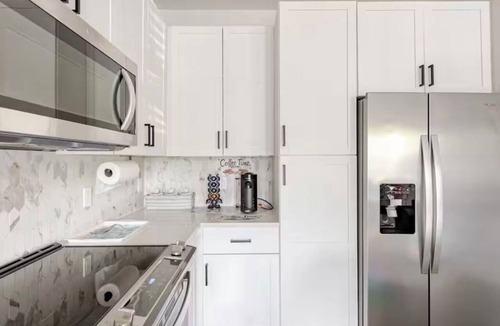 Winter Garden Apartment | Modern LuXuRy Unit in beautiful Down Town Winter Garden with WIFI, Cable & POOL