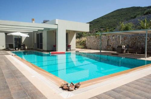 Diasella Villa | Modern Luxury Villa with Pool, just 5min to sea