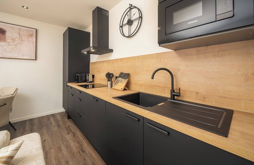Fouhren House | Modern luxury with private bathrooms and spacious terrace