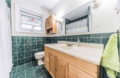 Scarborough House | Modern Main-Floor Suite Free Parking Near Downtown