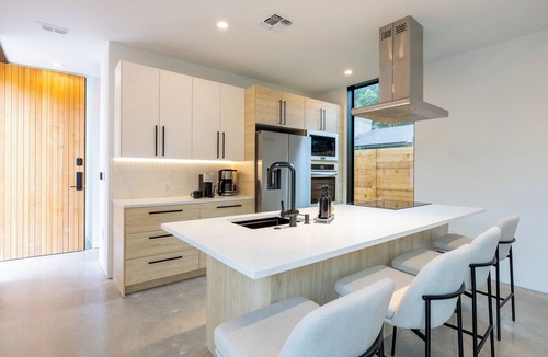 South Lamar House | Modern Marfa Designer Home w/Pool & Sleeps 8