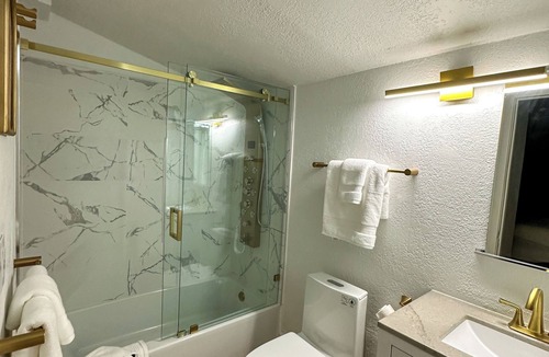 Royal Poinciana Apartment | Modern Master Suite - Private Entrance- Near Beach - Downtown - FLL - Hospitals
