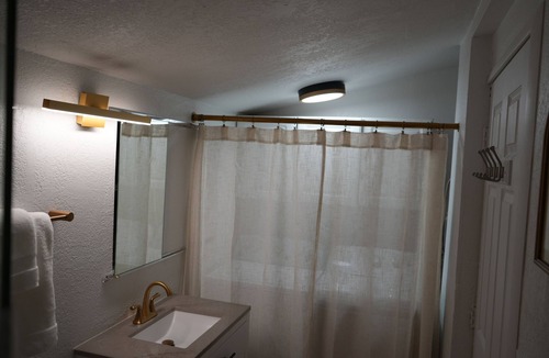 Royal Poinciana Apartment | Modern Master Suite - Private Entrance- Near Beach - Downtown - FLL - Hospitals