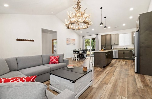 Williams House | Modern Meadow Cabin*A/C*Spacious*