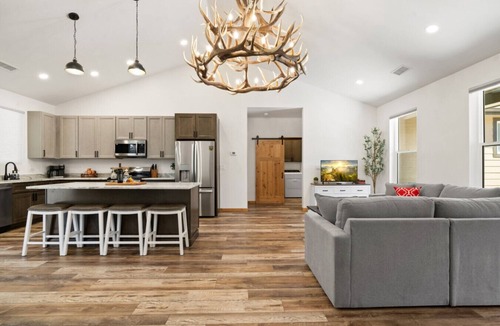 Williams House | Modern Meadow Cabin*A/C*Spacious*