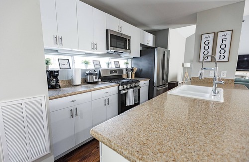 Midtown House | Modern Med Center Comfort – Suited for Long Stays