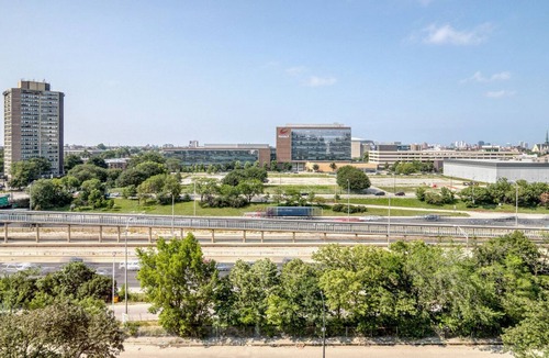 Illinois Medical District Apartment | Modern Medical District 1BR w/ Gym + W/D, 1 block to L, by Blueground