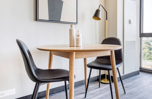 Illinois Medical District Apartment | Modern Medical District 1BR w/ Gym + W/D, 1 block to L, by Blueground