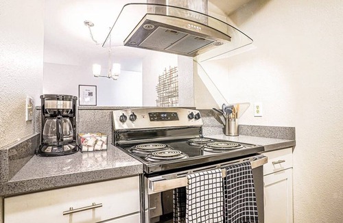 Bridle Trails Condo | Modern Microsoft Redmond Campus Condo with Balcony