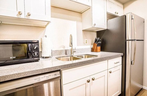 Bridle Trails Condo | Modern Microsoft Redmond Campus Condo with Balcony