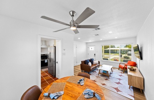 Shearer Hills - Ridgeview House | Modern mid-century casita centrally located
