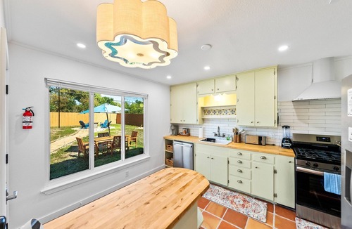 Shearer Hills - Ridgeview House | Modern mid-century casita centrally located