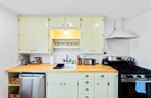 Shearer Hills - Ridgeview House | Modern mid-century casita centrally located