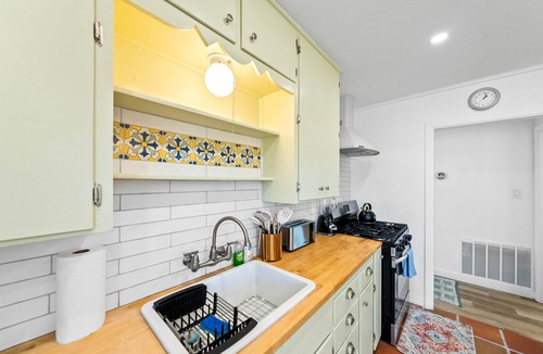 Shearer Hills - Ridgeview House | Modern mid-century casita centrally located