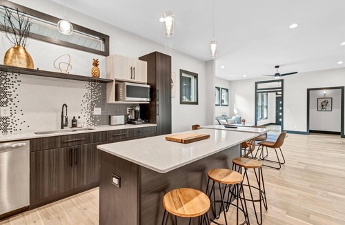 Greer House | Modern Mill House -Luxury Stay with outdoor living -Walk downtown Greer