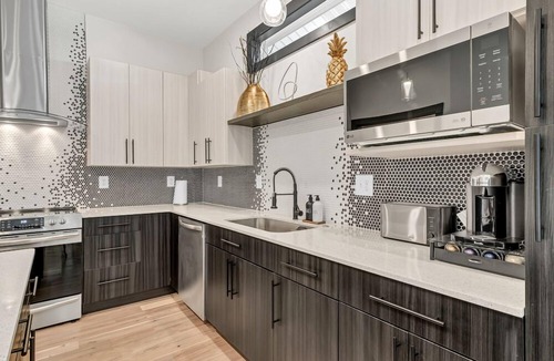 Greer House | Modern Mill House -Luxury Stay with outdoor living -Walk downtown Greer