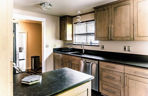 Burlington House | Modern Minimalist Home 4BR 5 Beds, AC Comfort & Wifi